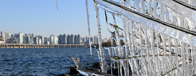올겨울 들어 가장 추운 날씨를 보인 14일 서울 여의도 한강에 고드름이 얼어 있다./성형주기자 2020.12.14