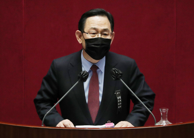 주호영 국민의힘 주호영 원내대표가 14일 오후 국회 본회의에서 대북 전단을 금지하는 남북관계발전에 관한 법률 일부개정안에 대해 반대하는 무제한 토론을 하고 있다. 주 원내대표는 여야합의로 무제한 토론 찬반 투표를 앞두고 30분간의 발언 기회를 얻었다./연합뉴스