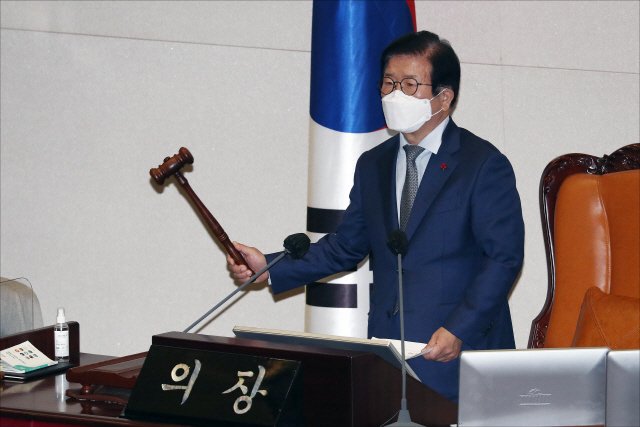 박병석 국회의장이 13일 오후  국회 본회의에서 의사봉을 두드리고 있다./연합뉴스
