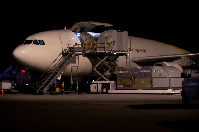 지난 13일 캐나다 온타리오 주의 한 공항에 있는 UPS 화물기에서 코로나19 백신을 운송하고 있다./로이터 연합뉴스