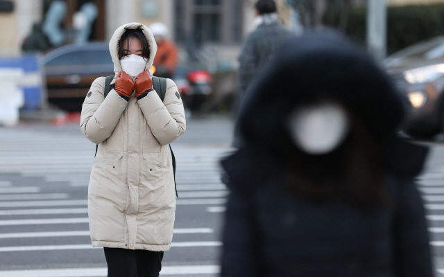 영하권의 추운 날씨를 보이는 14일 오전 서울 종로구 광화문 네거리에서 출근길 시민들이 발걸음을 옮기고 있다./연합뉴스
