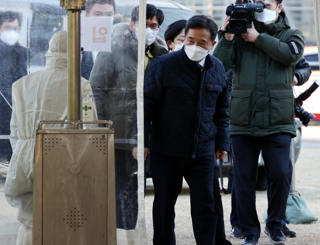 서정협 서울시장 권한대행이 15일 오전 서울 용산역 광장에 설치된 신종 코로나바이러스 감염증 임시선별진료소를 찾아 시설을 둘러보고 있다./연합뉴스