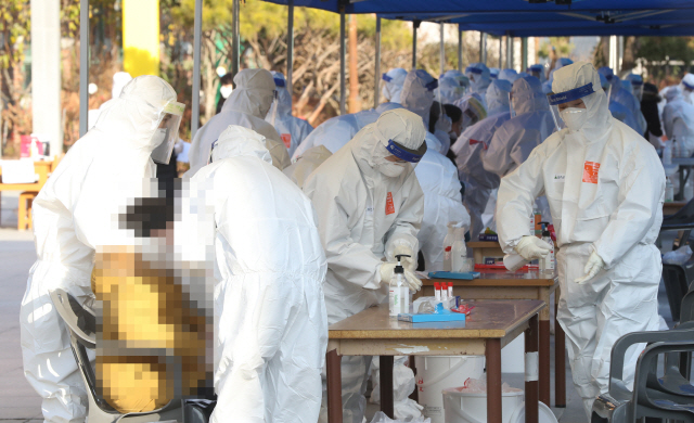 지난 12일 오후 울산시 울주군 한 초등학교에 설치된 선별진료소에서 한 학생이 신종 코로나바이러스 감염증(코로나19) 검사를 받고 있다. /울산=연합뉴스