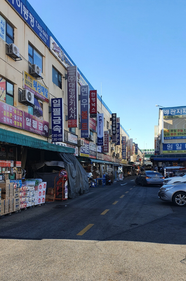 15일 오전 서울 금천구 시흥동에 있는 시흥산업용재유통센터 골목 전경. 평소 공구와 각종 자재를 싣고 내리는 트럭으로 막혔던 길가이지만 코로나19 이후에는 유동 인구가 거의 없어 한적한 모습이다. /사진제공=시흥유통진흥사업협동조합