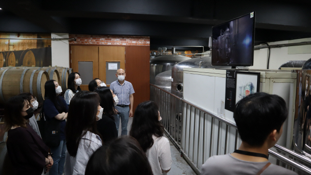 한국농수산식품유통공사(aT)가 운영하는 ‘청년 스토리텔링 디자인단’ 참가 학생들이 식품업체인 ‘오미나라’를 방문해 체험 학습을 하고 있다.