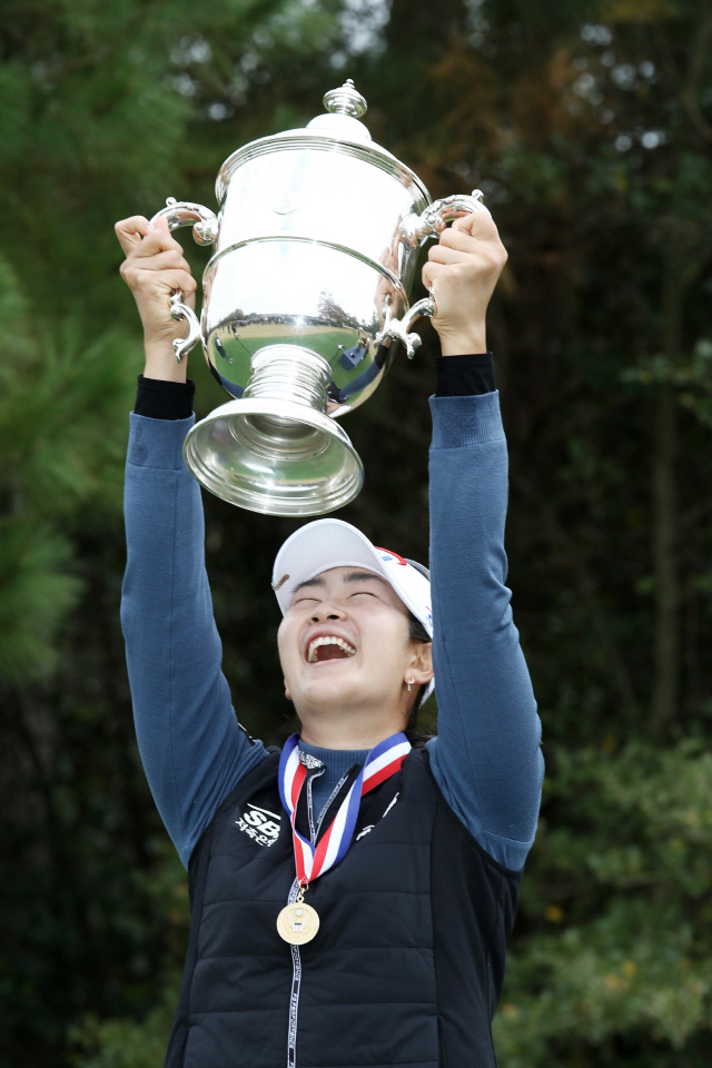 김아림이 15일 미국 휴스턴의 챔피언스 골프 클럽에서 열린 US 여자 오픈에서 우승한 뒤 트로피를 번쩍 들어 올리고 있다. /휴스턴=AFP연합뉴스