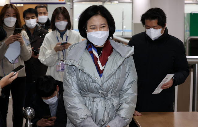 이수진 더불어민주당 의원이 15일 서울 서초구 서울중앙지법에서 열리는 임종헌 전 법원행정처 차장의 사법행정권 남용 의혹 재판에 증인으로 출석하기 위해 법정으로 향하고 있다. /연합뉴스