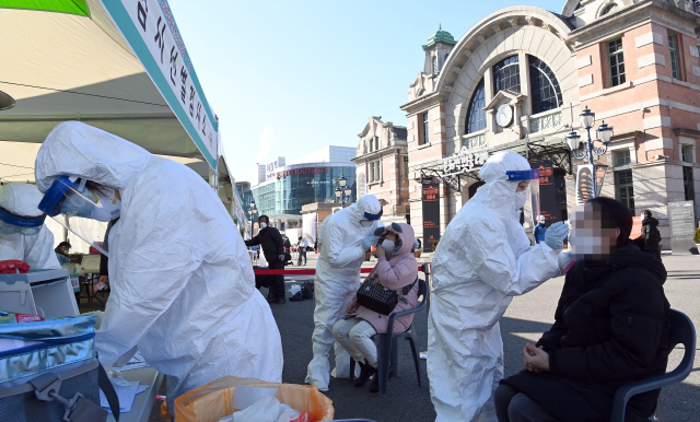 15일 오전 서울역 광장에 마련된 코로나19 임시 선별검사소에서 길게 늘어선 시민들이 검사를 받고 있다. /이호재기자