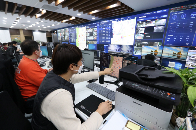 서울 구로구 스마트시티 통합운영센터에서 직원들이 영상장비 등을 통해 도시 상황을 점검하고 있다./사진제공=구로구