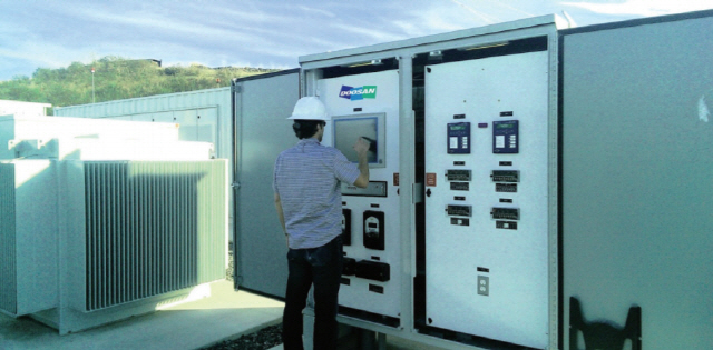 두산중공업 직원이 에너지저장장치(Energy Storage System·ESS)를 관리하고 있다./사진제공=두산중공업