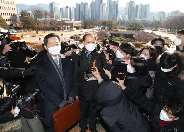 ‘자격 논란’ 정한중 위원장 징계에 참여…尹측 “지금이 왕조 시대냐”