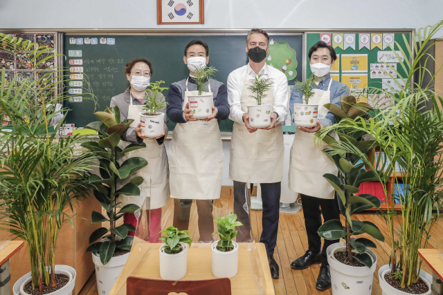 르네 코네베아그 그룹 사장(오른쪽에서 두 번째)과 홍동식 서울 화계초등학교 교장(왼쪽에서 두 번째)이 교실 숲을 조성한 뒤 사진 촬영을 하고 있다. /사진제공=아우디폭스바겐코리아