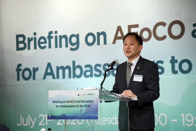 박종호 산림청장이 아시아산림협력기구(AFoCO) 국제활동 확대를 위해 지난 7월 주한 대사관 초청 보고회를 갖고 있다. 사진제공=산림청