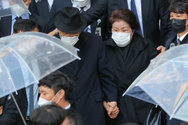 지난 30일 오후 전두환 전 대통령이 부인 이순자씨와 함께 광주 동구 지산동 광주지방법원을 나서고 있다./연합뉴스