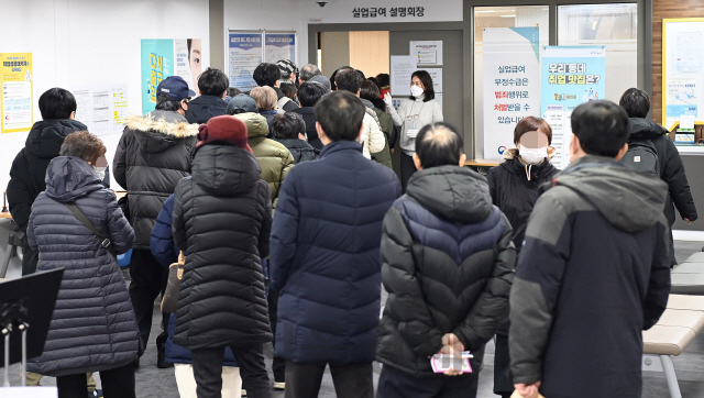 지난 달 취업자 수가 전년 동기 대비 27만3,000명 줄어 지난 3월 이후 9개월 연속 감소, 외환위기 이후 최장기간을 기록했다. 통계청의 '11월 고용동향'이 발표된 16일 오전 서울 마포구 서울서부고용센터에서 실업급여 수급 대상자들이 줄지어 실업급여 설명회장 입장을 기다리고 있다./오승현기자 2020.12.16