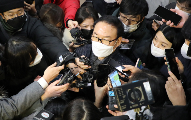 16일 새벽 윤석열 검찰총장 검사징계위원회 2차 심의를 마친 정한중 징계위원장 직무대리가 법무부 청사를 나서고 있다. /연합뉴스