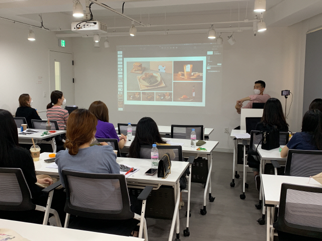 한국농수산식품유통공사(aT)의 디자인 전문가가 ‘청년 스토리텔링 디자인단’ 참가 학생들에게 제품 디자인 실무 교육을 하고 있다.