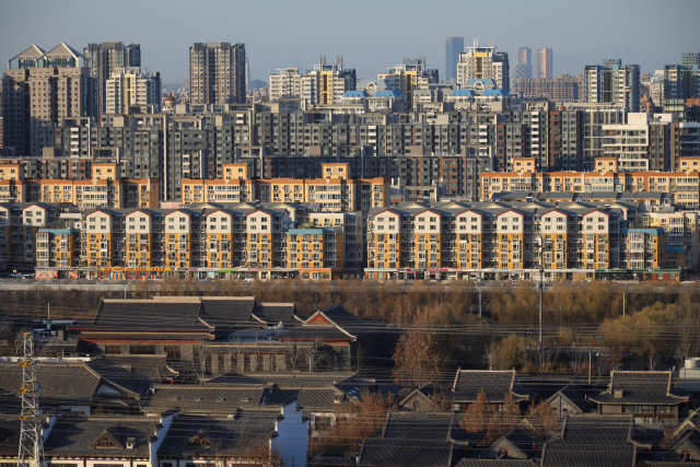 지난 14일 중국 베이징의 빌딩숲 모습. 통화완화 정책으로 부동산 가격이 들썩이는 것을 중국 정부가 가장 우려한다는 평가가 있다. /EPA연합뉴스