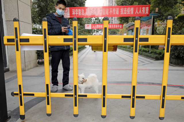 지난 11일 코로나19 지역사회 감염자가 발생한 중국 쓰촨성 청두의 한 주거지에 출입을 통제하는 바리케이트가 세워져 있다. 중국은 여전히 코로나19 대응에 ‘지역 봉쇄’ 수단을 동원하고 있다. /신화연합뉴스