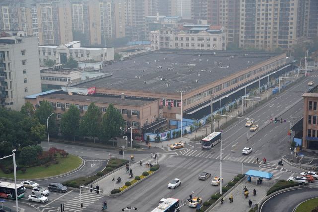 지난 8일 중국 후베이성 우한의 화난수산물시장 전경. 이 시장에서 1년전 코로나19가 처음 시작된 것으로 추정된다. 시장은 여전히 봉쇄돼 있다. /로이터연합뉴스