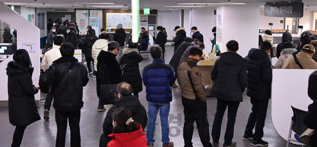 지난 달 취업자 수가 전년 동기 대비 27만3,000명 줄어 지난 3월 이후 9개월 연속 감소, 외환위기 이후 최장기간을 기록했다. 통계청의 '11월 고용동향'이 발표된 16일 오전 서울 마포구 서울서부고용센터에서 실업급여 수급 대상자들이 줄지어 실업급여 설명회장 입장을 기다리고 있다./오승현기자 2020.12.16