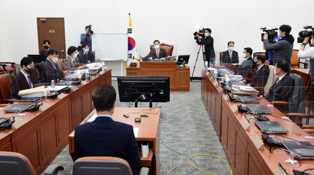 조재연 공수처장후보추천위원장이 지난달 25일 국회에서 열린 공수처장후보자추천위원회 회의에서 의사봉을 두드리며 개의를 선언하고 있다./권욱기자