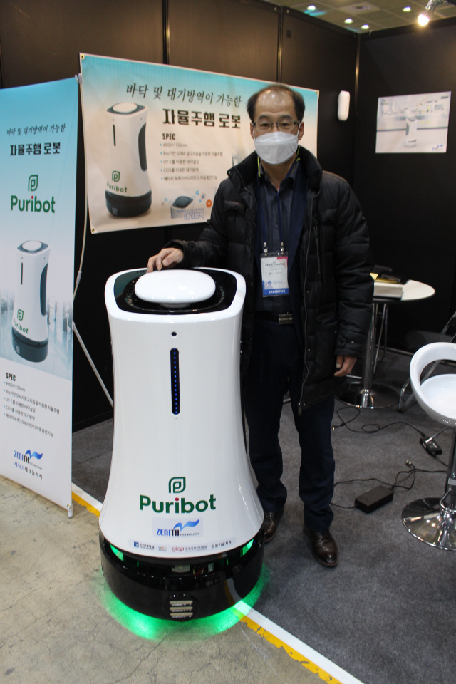 이명오 제니스테크놀러지 대표이사가 서울 코엑스에서 열린 ‘2020 대한민국 지식재산대전’에 참가해 바닥 및 대기방역이 가능한 자율주행로봇 제품에 대한 설명을 하고 있다. /사진제공=전남TP