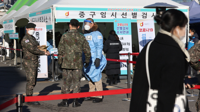 16일 오후 육군 수도방위사령부 장병들이 서울역에 설치된 코로나19 임시 선별검사소에 투입돼 이야기를 나누고 있다. /연합뉴스