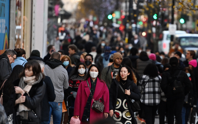 영국 런던의 옥스퍼드 스트리트에서 15일(현지시간) 시민들이 걷고 있다. 런던은 16일 방역 수준을 3단계로 상향했다. /EPA연합뉴스
