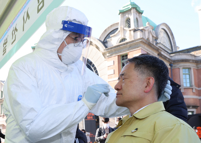 박능후 보건복지부 장관이 16일 서울 중구 임시 선별진료소가 설치된 서울역 광장을 찾아 신종 코로나바이러스 감염증(코로나19) 신속 항원 검사를 받고 있다./연합뉴스