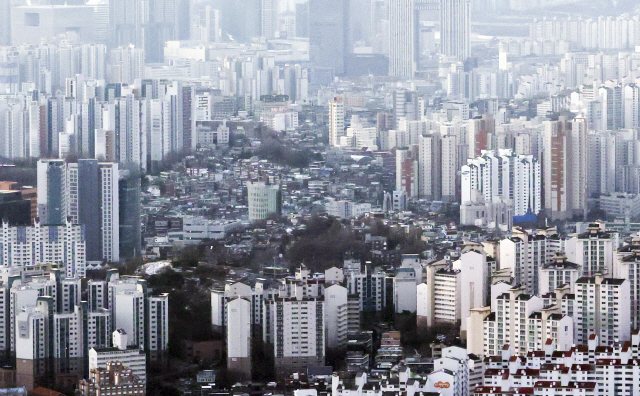 16일 서울 시내에 아파트가 빽빽하게 들어차 있다. /연합뉴스