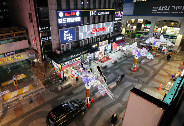 지난 14일 저녁 서울 노원구 문화의거리가 유동 인구 없이 텅 비어 있다. /연합뉴스