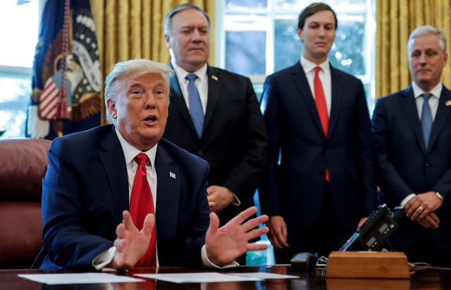 도널드 트럼프(왼쪽) 미국 대통령이 백악관 집무실에서 참모들과 함께 이야기하고 있다. 미 재무부는 16일(현지시간) 한국을 환율 관찰대상국 명단에 유지했다고 밝혔다. /로이터연합뉴스
