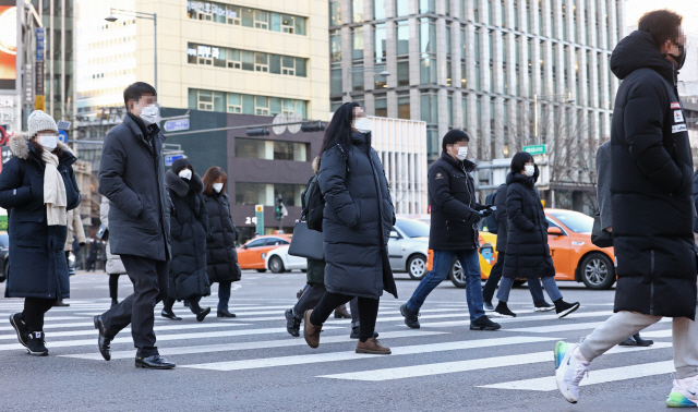 맹추위가 기승을 부리는 16일 오전 서울 광화문광장에서 시민들이 걸어가고 있다./연합뉴스