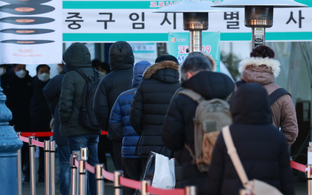 16일 오전 서울역 광장에 설치된 중구 임시선별진료소를 찾은 시민들이 신종 코로나바이러스 감염증(코로나19) 검체 채취를 위해 차례를 기다리고 있다./연합뉴스