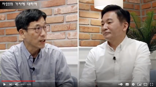 원희룡(오른쪽) 제주도지사와 진중권 전 동양대 교수가 대담을 하고 있다. /유튜브 원희룡TV 캡처