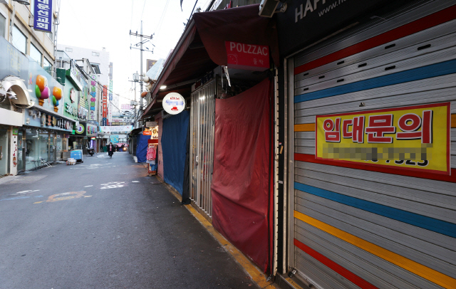 15일 오전 서울 남대문시장이 한산한 모습이다./연합뉴스