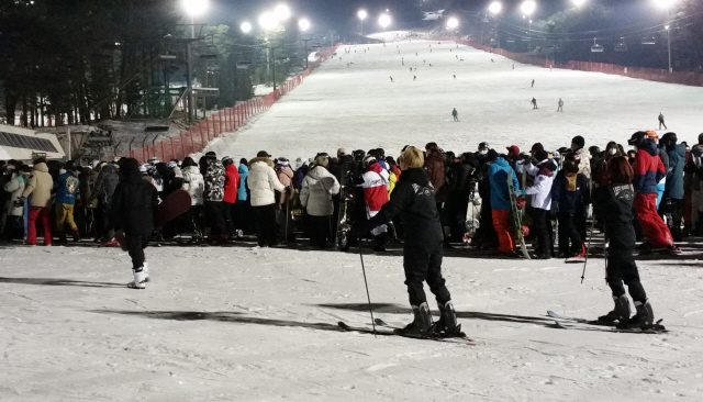 6일 오후 강원도 내 한 스키장에서 리프트 탑승을 기다리는 스키어들이 줄지어 밀집해 있다./연합뉴스