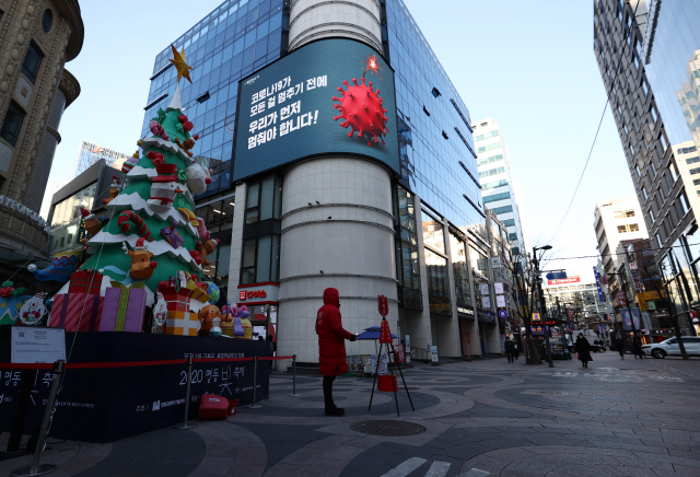 국내 신종 코로나바이러스 감염증(코로나19) ‘3차 대유행’ 확산 영향으로 16일 서울 명동거리가 한산한 모습을 보이고 있다./연합뉴스