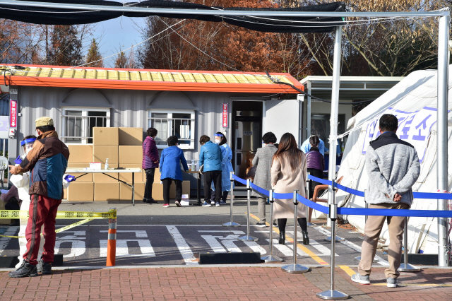 진주시가 코로나19 시민 무료 진단검사를 하고 있다. /사진제공=진주시