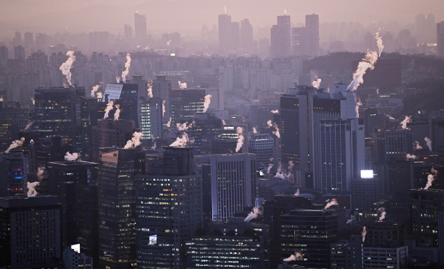 서울의 최저기온이 영하 10도 이상 떨어지는 등 최강 한파가 찾아온 17일 오전 서울 도심의 빌딩에서 난방으로 인한 수증기가 피어오르고 있다. 18일은 기온이 일시적으로 올라 평년 수준을 회복하다가 오후부터 찬 공기가 유입되며 다시 추워질 것으로 예보됐다./오승현기자 2020.12.17
