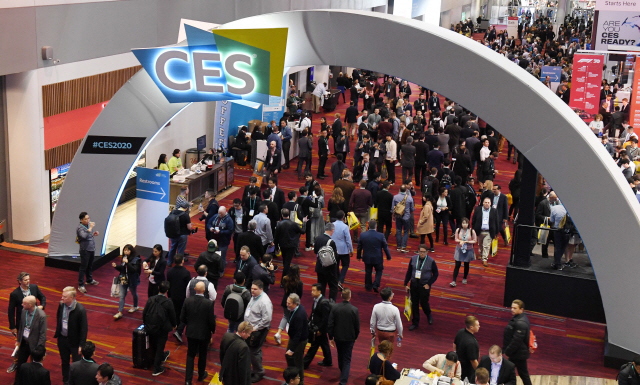 세계 최대 가전·정보기술(IT) 전시회 ‘CES(Consumer Electronics Show) 2020’가 개막한 1월 7일(현지시간) 미국 네바다주 라스베이거스 컨벤션센터가 관람객들로 붐비고 있다./라스베이거스=권욱기자