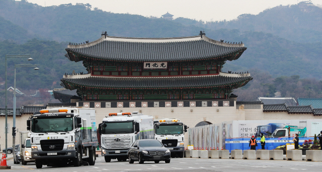 서울시의 분진흡입 청소차량이 지난 2일 서울 광화문광장 일대에서 미세먼지 계절관리제 관련 도로청소 시연을 하고 있다./연합뉴스