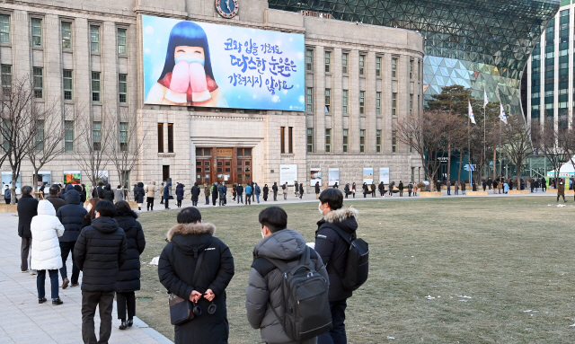 17일 오후 서울 중구 태평로 시청 앞 서울광장에 마련된 신종 코로나바이러스 감염증(코로나19) 임시 선별검사소에서 시민들이 검사를 받기 위해 차례를 기다리고 있다./이호재기자. 2020.12.17