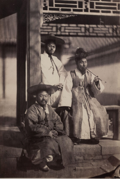 러시아 사진사가 1860년대에 촬영한 조선 사신단의 모습. /사진출처=Council for World Mission, SOAS