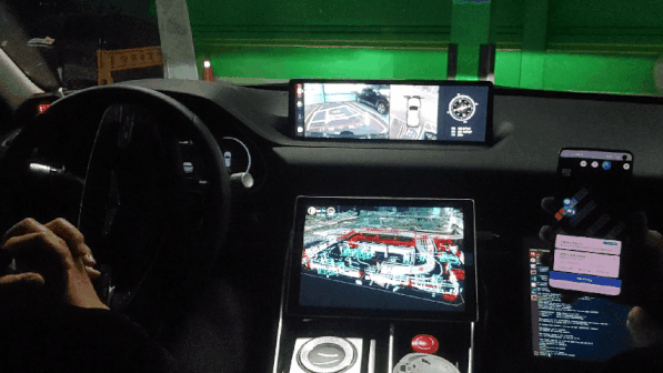 LG유플러스의 ‘5세대(5G) 이동통신 자율주행 발렛파킹’ 기술이 적용된 차가 17일 오후 서울 마포구 상암1공영주차장에 스스로 주차되고 있다./김성태기자