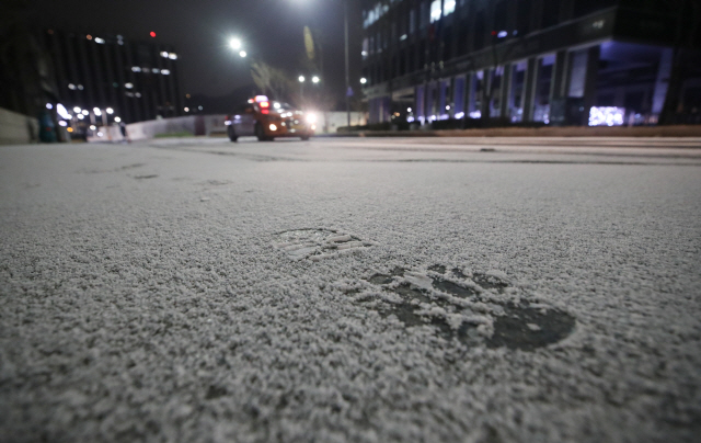 18일 오전 서울 종로구 도로에 밤사이 내린 눈이 쌓여 있다./연합뉴스