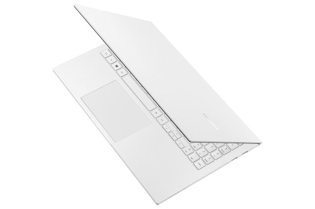 삼성전자의 신형 노트북 ‘갤럭시 북 이온2’ 미스틱 화이트 모델./사진제공=삼성전자