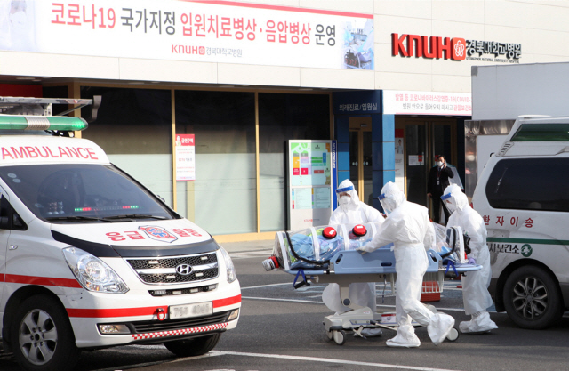 경기도 거주 코로나19 환자가 18일 경북대병원으로 이송되고 있다. /사진제공=경북대병원