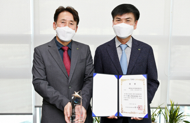 백진석(오른쪽) 한국농수산식품유통공사(aT) 부사장이 ‘2020 데이터 품질대상 우수상’을 수상하고 기념촬영을 하고 있다. /사진제공=aT